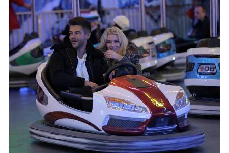 ...da ziemlich egal. Model Lottie Moss und ihr Ex Alex Mytton vergnügten sich einst beim Autoscooter-Fahren, wohingegen...