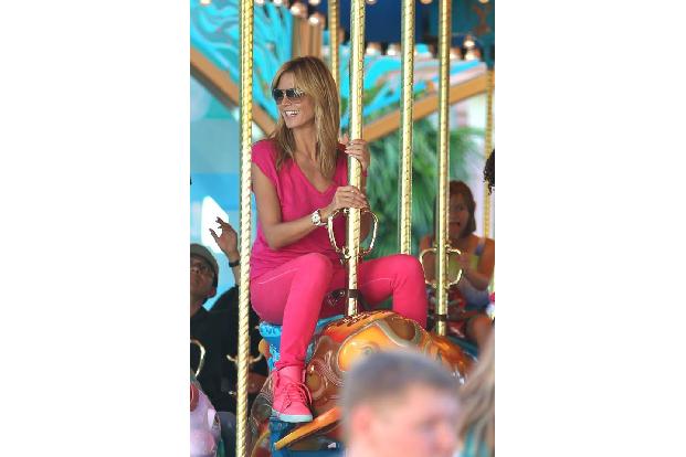 ...war ebenfalls Heidi Klums Ritt in einem Pferdekarussell - sogar hier sitzt die Pose der Model-Mama. Ganz im Gegensatz...
