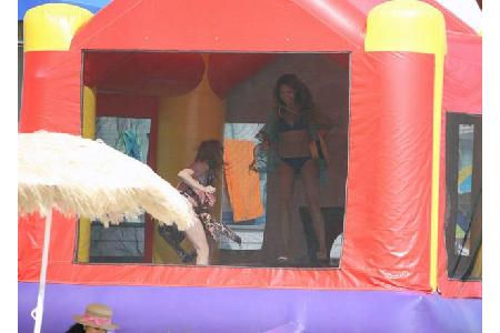 ...Hollywood-Schauspielerinnen eher die aufblasbaren Hüpfburgen zu begeistern scheinen. Zumindest Jessica Alba hatte darin i...