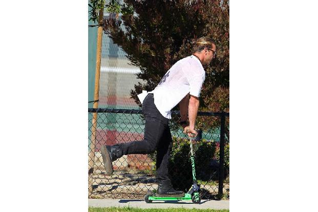 ...ein richtiger Rocker wie Gavin Rossdale wird manchmal zum großen Kind. Dazu braucht er lediglich einen Roller. Wachsen tu...