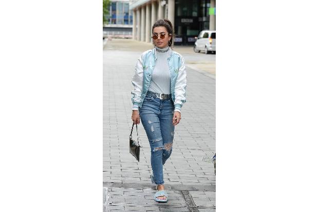 Charli XCX ist ja modisch eindeutig schmerzbefreit. Da wundert es auch nicht, dass sie vor Kurzem ihre wunderbaren Pelz-Pusc...