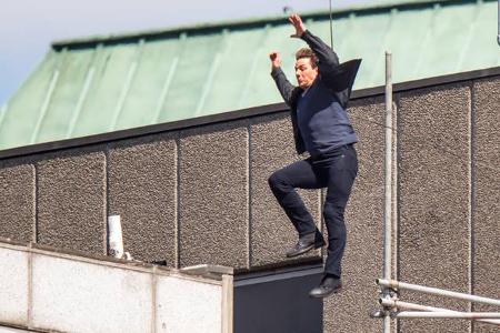 ...in schwindelerregender Höhe ansetzte, ging der Stunt ziemlich schief. Denn als der Actionstar aus der Luft auf einem Dach...
