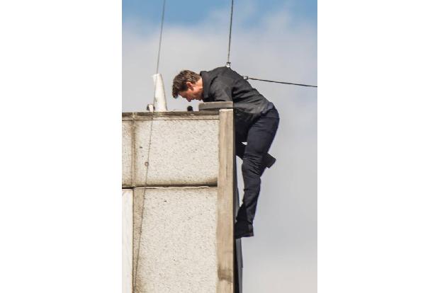...er gegen die Wand und konnte sich nur unter Schmerzen auf das rettende Dach hinaufziehen. Wie schwer sich Tom Cruise, der...