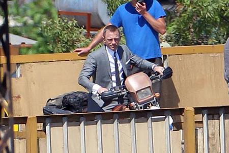 ...in gewohnter Bond-Manier so ziemlich alles kurz und klein machte und etliche Frauenherzen brach. Der fünfte Teil mit Dani...