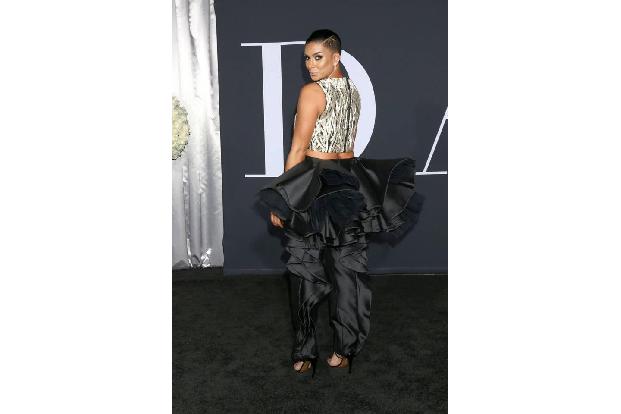 ...wie bei TV-Sternchen Laura Govan das Gefühl, mit so einer Hose auch Omas Sofa überall hin mitnehmen zu können, aber was m...