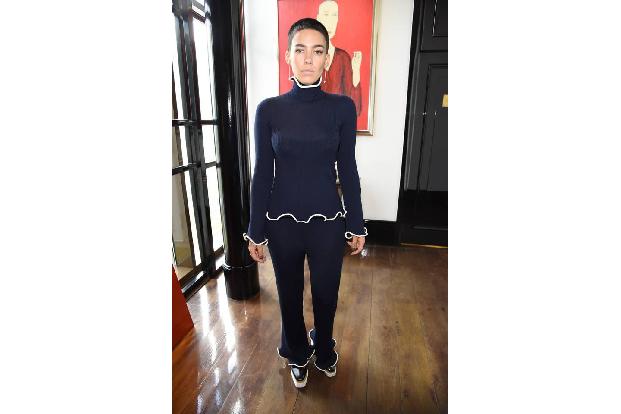 ...wählt dann vielleicht ein dezenteres Teil wie Alina Süggeler von der Band Frida Gold. Und bei ihr tragen die Rüschen gar ...