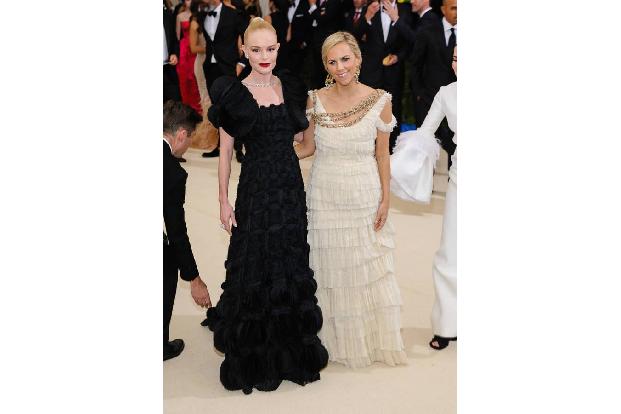 ...auf der Met Gala 2017 waren die Rüschen in Form von Kate Bosworth und Designerin Tory Burch vertreten. Wenn da mal nicht ...