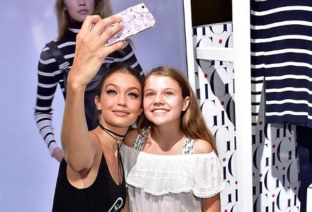 ...2016 schon über eine Begegnung mit der echten Gigi Hadid freuen, was das Topmodel sogar mit ihrem Smartphone festhielt. D...