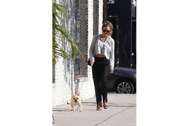 Model Chrissy Teigen trägt hier eigentlich eine stinknormale, schwarze Hose - aber nur auf den ersten Blick. Sieht man genau...