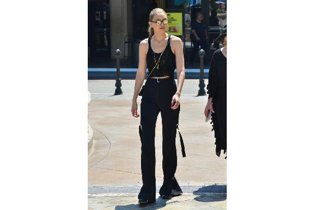 ...normal sind die Hosen der Stars schon lange nicht mehr. Gigi Hadid beispielsweise schwörte unlängst auf ein Teil mit Schl...