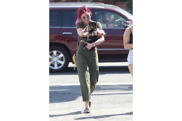 ...in anderen Farben sieht man solche Teile schon des Öfteren. Bella Thorne zeigte sich mit einer moosgrünen Version, wobei...