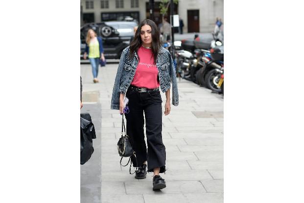 ...Charli XCX auf eine etwas weitere und schwarze Mom-Jeans mit Knöchellänge setzte. Doch das können doch nicht alle Trends ...