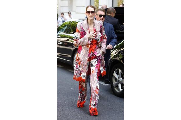 ...um jeden Preis - das kann man auch mit gemusterten Hosen. Wenn man allerdings nicht ganz so farbenfrohe Looks wie Céline ...