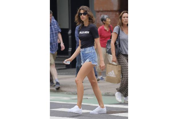 ...anderen gibt es in diesem Rest von Sommer schließlich und endlich noch die Jeans-Shorts wie bei Victoria's Secret-Beauty ...