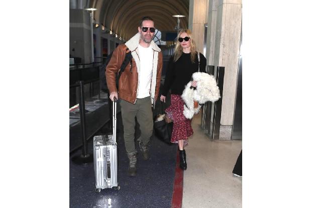 Stilsicher einen Langstreckenflug hinter sich bringen, das geht! Kate Bosworth und ihr Mann Michael Polish waren das perfekt...