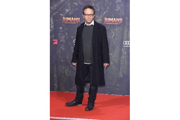 ...jetzt noch Regisseur Jake Kasdan mit Handy bei seinen Darstellern vor dem roten Vorhang und nicht nur auf dem roten Teppi...