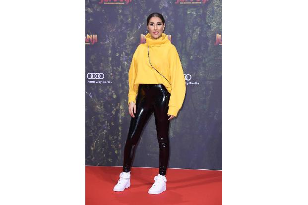 ...Entertainerin Senna Gammour zeigte, wie man Street Style sexy und mit elegantem Vibe trägt. Des Weiteren machte sich...