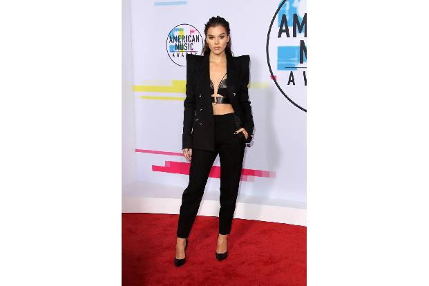 ...den American Music Awards in einem Sakko mit überspitzen Schultern und Leder-BH. Denn lange vorbei sind die Zeiten, in de...