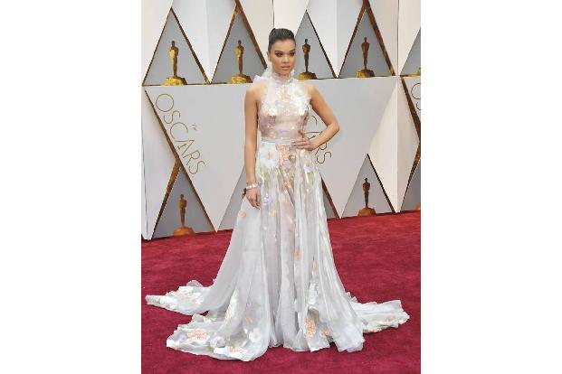 ...kann Hailee Steinfeld begeistern und überzeugt mit Raffinesse. Bei den diesjährigen Oscars bedeckte beispielsweise allein...