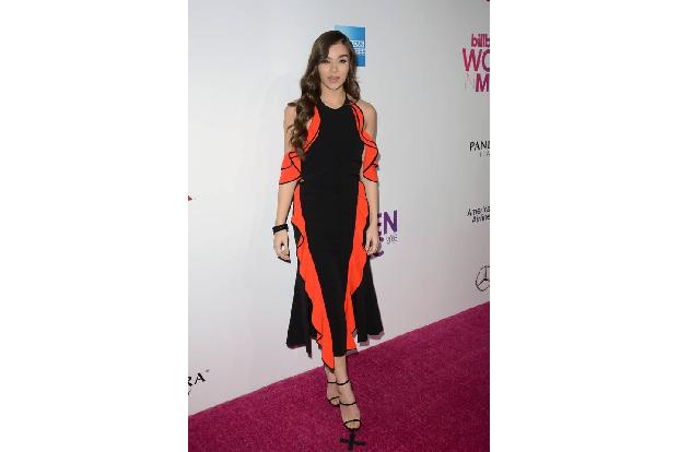 ...auch was auch immer sie trägt, sie sieht wundervoll aus. Dass das noch länger so bleiben wird, davon kann man ausgehen. A...