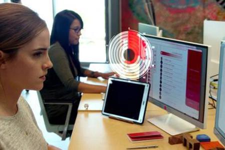 ...mehr aufgepasst hat man bei 'The Circle' mit Emma Watson und Tom Hanks. Fehler sind trotzdem drin und die so gut wie alle...