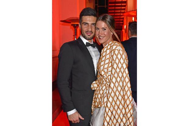 ...schwebt derzeit offenbar Wolke Hegenbarth. Freund Oliver hat der Schauspielerin unübersehbar komplett den Kopf verdreht. ...