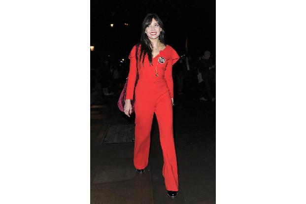 Man könnte glatt meinen, Model und It-Girl Daisy Lowe ist in diesem stylishen, roten Einteiler auf dem Weg zur nächsten Weih...
