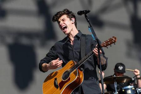 ...Shawn Mendes, der nicht nur seine Qualitäten als Sänger sondern auch als Gitarrist unter Beweis stellte. Die Frisur saß d...