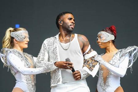 ...Jason Derulo, denn der hatte auf Weiß gesetzt. Während er auf der großen Bühne begeisterte, standen auf der zweiten Bühne...