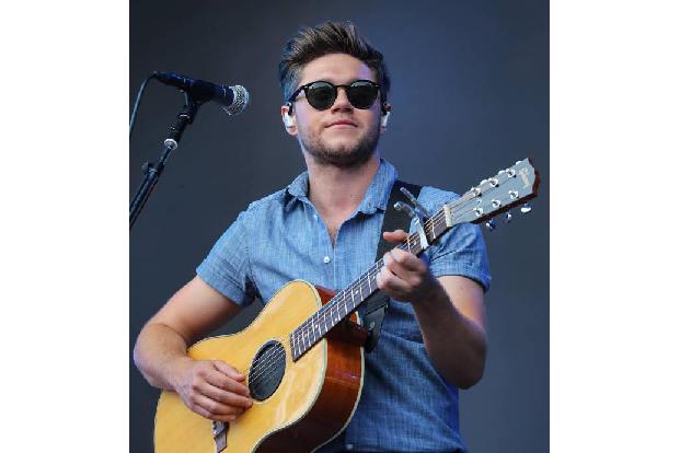 ...Niall Horan bei seinem halbstündigen Auftritt, der keine Wünsche offen ließ. Die meisten Einlagen der Künstler sind (zumi...