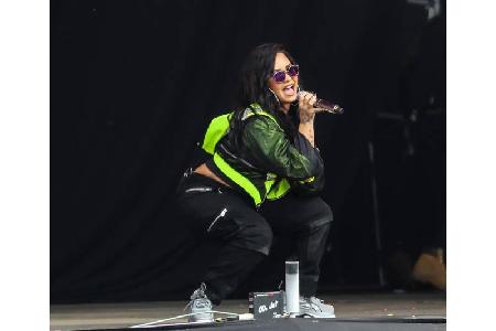 ...Demi Lovato - hier in grellgelb schillernder Warnweste - auch nicht verwunderlich ist. Sie trat gemeinsam mit Luis Fonsi ...