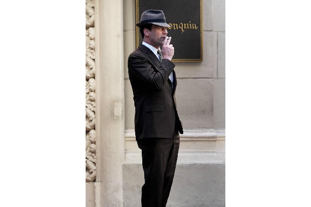 ...23 Jahren schwor Jon Hamm den Glimmstängeln ab. Was? Das glauben Sie nicht, weil Sie den 47-Jährigen als Dauerqualmer aus...