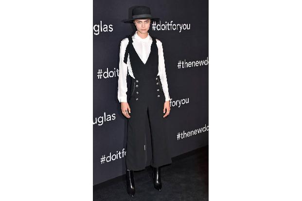 #ForwardBeauty ist der neue Slogan von Douglas und SIE ist das Gesicht dazu: Topmodel Cara Delevingne ließ es sich nicht neh...