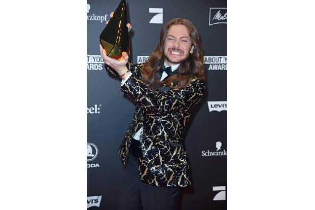 ...aufstrebender Stern am Social-Media-Himmel ist Riccardo Simonetti. Nicht nur mit seinem einzigartigen Look begeistert er ...