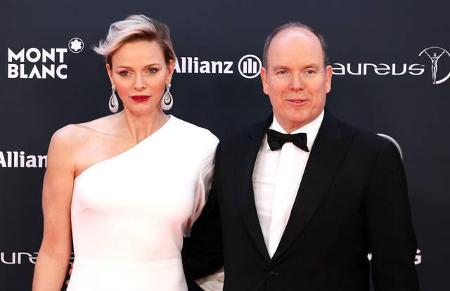 …rund ein Jahr später gaben sich Fürst Albert II. von Monaco und die ehemalige Schwimmerin Charlène das Ja-Wort. Zwar verbra...