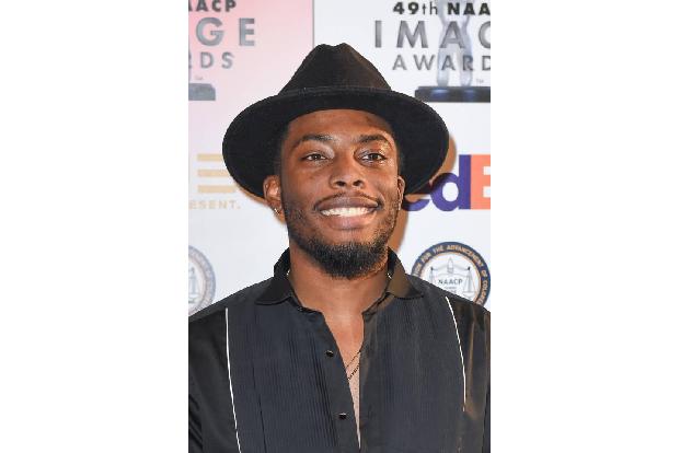 ...ein Hut. Vermutlich grinst Schauspieler Woody McClain deswegen so zufrieden. Werden wir in diesem Sommer aber nur Männer ...