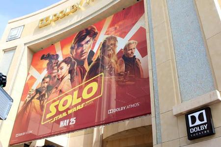 Ein neuer 'Star Wars'-Film garantiert klingelnde Kinokassen. Kein Wunder, dass das Gedrängel auf dem roten Teppich groß war,...