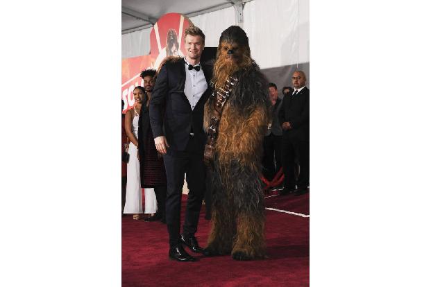 ...und das ist sein bester Kumpel und Kopilot Chewbacca. Der Wookie wird von Joonas Suotamo verkörpert, der sich stolz mit s...