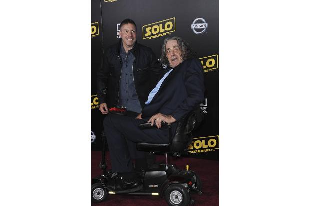 ...im Doppenpack, denn auch Original-Wookie Peter Mayhew (rechts), hier zu sehen mit Darth-Maul-Darsteller Ray Park, war auf...