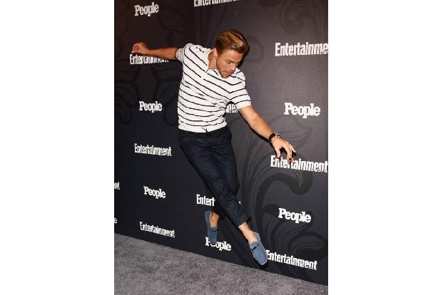 ...gut gelaunt kam Tänzer Derek Hough daher. Für die Fotografen legte er sogar einen Luftsprung der Extraklasse hin. Ziemlic...