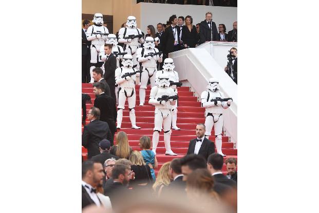 Hoppla, was ist denn da los? Wird Cannes von diesen Herren in Weiß etwa erobert und unterjocht? Nicht ganz: Die Sturmtrupple...