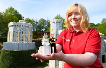 ...statt der gewohnt kleinen Legomännchen sind die royalen Figuren gut sichtbare zehn Zentimeter groß - passend zum großen E...