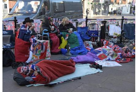 ...die Damen und Herren auf dem harten Asphalt. In der Hoffnung, dass Harry und Meghan auch einmal durch die Straßen der Inn...