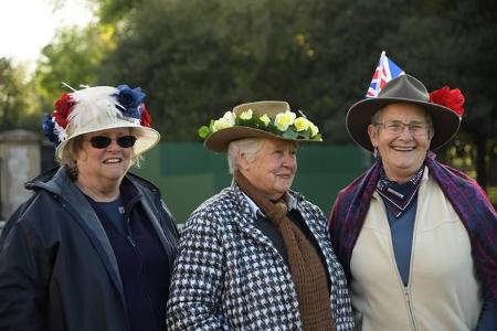...die Dame links hatte sich für einen Hut in den Farben der Flagge Großbritanniens entschieden. Sie und ihre Freundinnen ha...