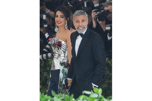 ...George Clooney und seine hinreißende Frau Amal sorgen. Ob George mit den britischen Gepflogenheiten umgehen kann? Seine E...