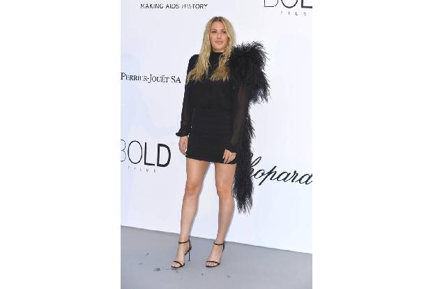 ...Sängerin Ellie Goulding höchstwahrscheinlich das Tanzbein auf der royalen Hochzeit schwingen - auf der amfAR Gala in Cann...