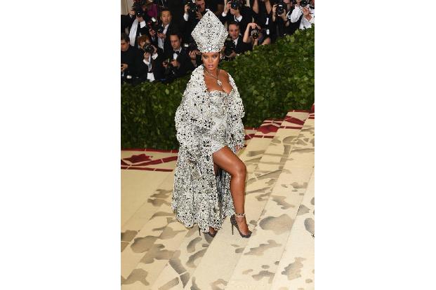 ...Rihanna, die angeblich hocherfreut über die Einladung zur Hochzeit war. Ihren Segen hat die Sängerin schon gegeben - im r...