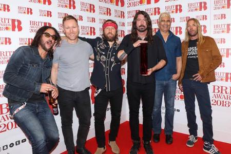 ...Dave Grohl und seinen Foo Fighters noch gerätselt. Cool wäre es in jedem Fall, wenn die US-Rocker die Hochzeit aufmischen...