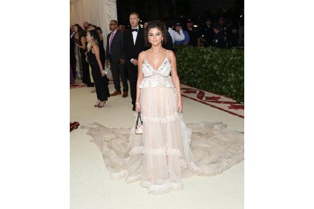 ...auch Selena Gomez. Sie hatte 2016 nur ein Bild auf Instagram hochgeladen, auf dem sie sich mit Brad Pitt unterhielt. Sofo...