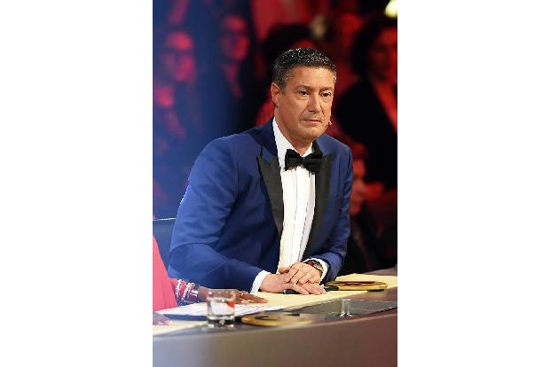 ER wird heute Abend sicherlich genau hinsehen: 'Let's Dance'-Juror Joachim Llambi darf im Halbfinale mal wieder Punkte verte...